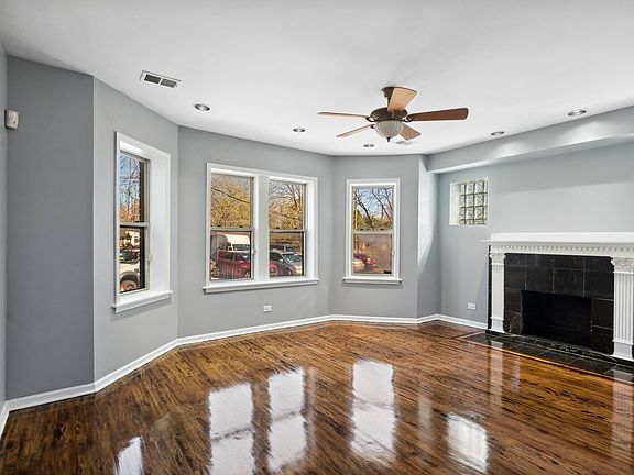 3rd image of 4850 N Sacramento Ave #1