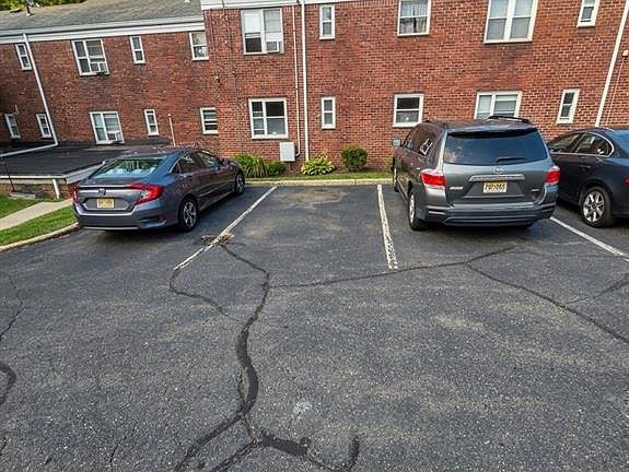 5th image of 476 Heath Pl APT 28