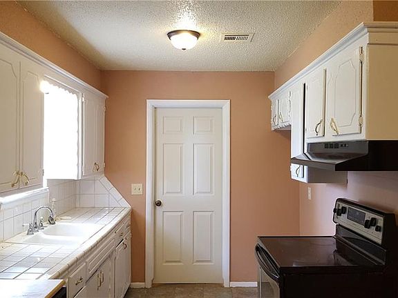 3rd image of 613 Baer Dr