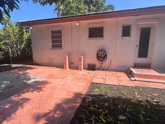 4th image of 311 NE 48th Ct