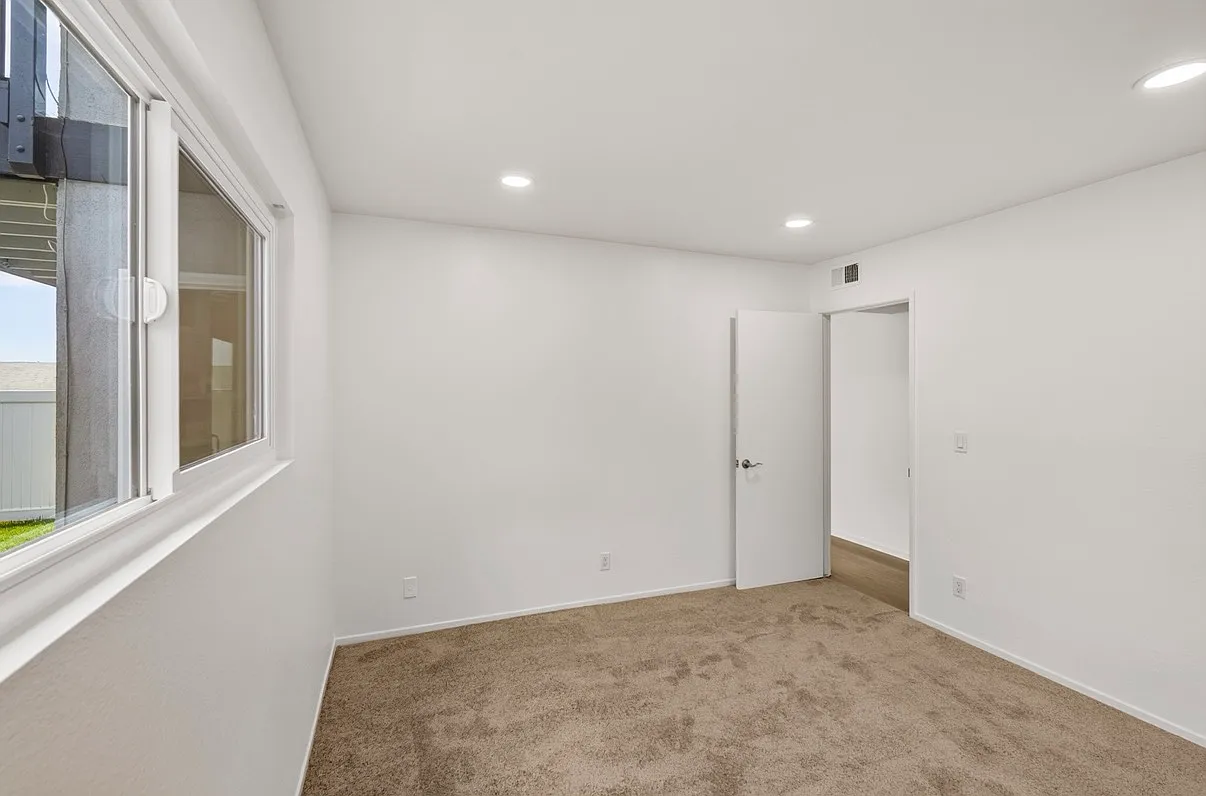 2 bed, 1140 sqft, $1,900 — Photo 2