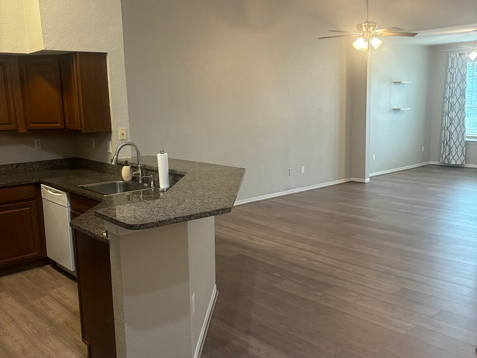 1 bed, 949 sqft, $1,600 — Photo 4