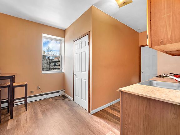 4th image of 997 Belmont Ave