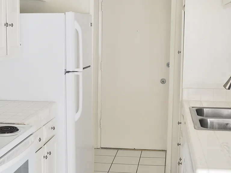 1380 Midvale Avenue — Photo 19