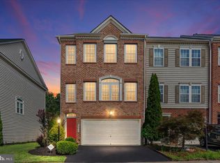 25217 Beach Pl, Chantilly, VA 20152