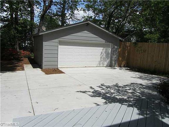 Great 2CG w/ ample parking