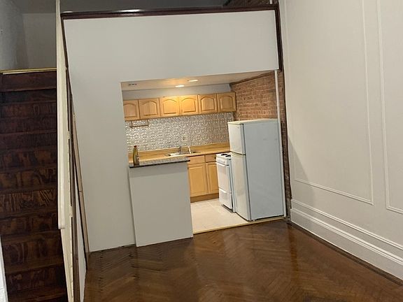 2nd image of 144 W 73rd St #Lob1
