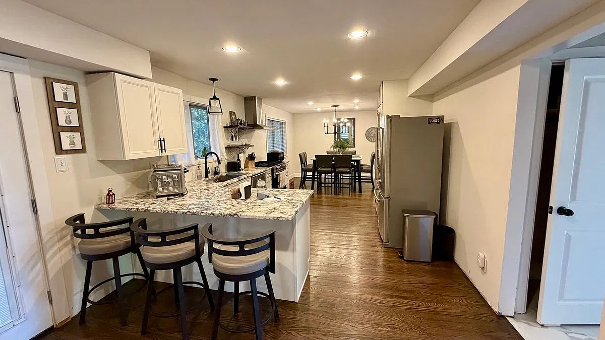 4 bed, 2.0 bath, 1880 sqft, $3,295 — Photo 2