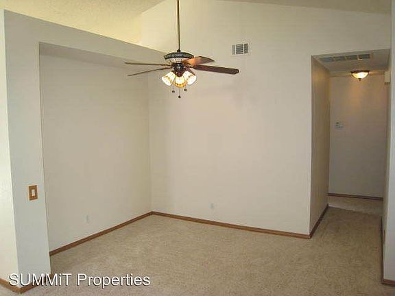 4th image of 203 Woodstock Cir
