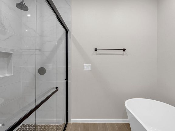 4th image of 990 Barbara Ave
