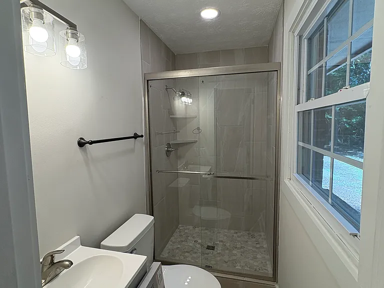 560 E University Dr — Photo 8