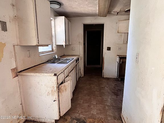 5th image of 2833 HUFFMAN Boulevard