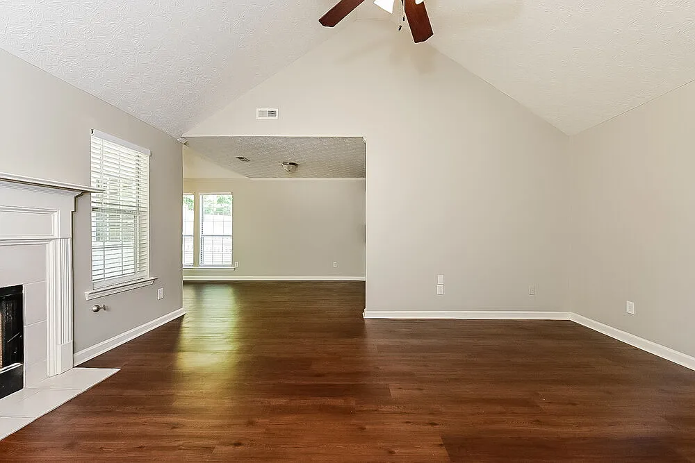 3 bed, 2.0 bath, 1503 sqft, $1,850 — Photo 3