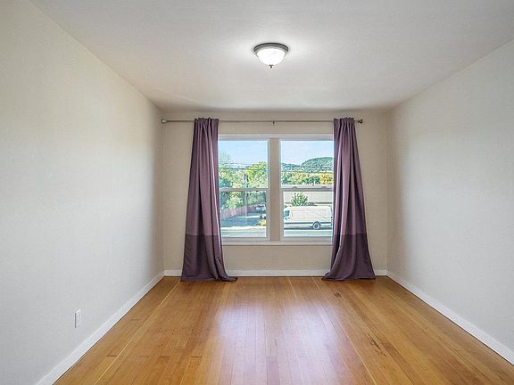 large size room facing street