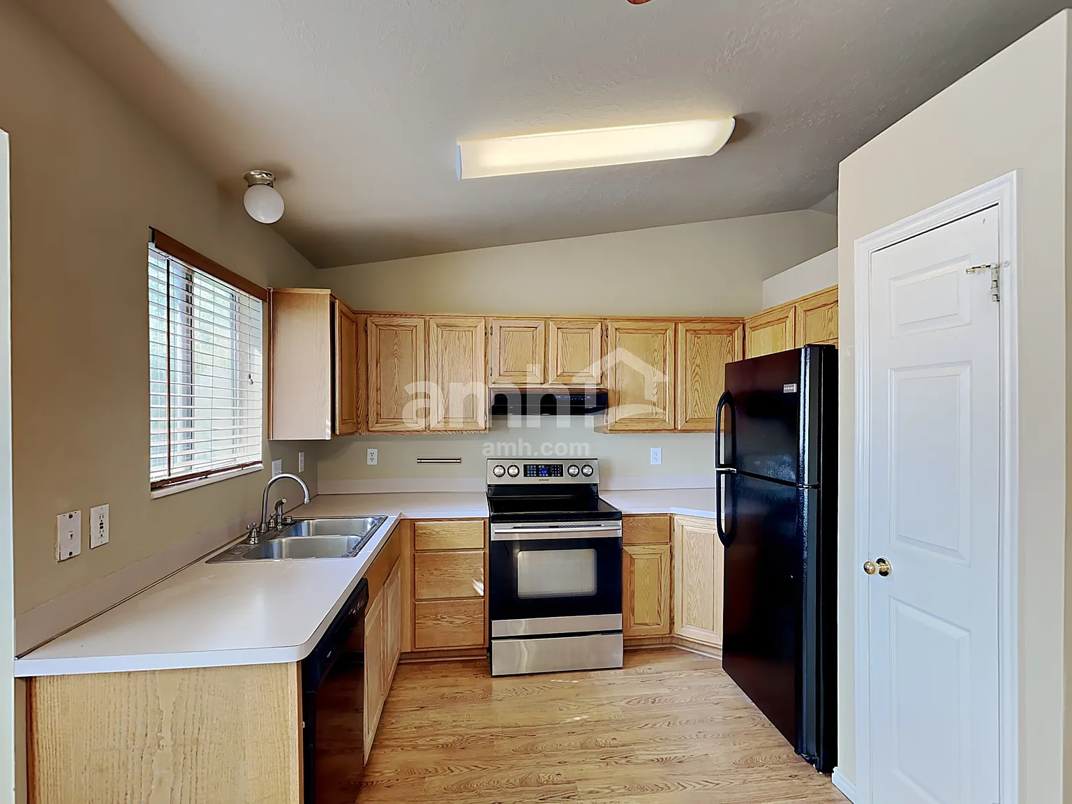 4 bed, 2.0 bath, 1660 sqft, $2,340 — Photo 3