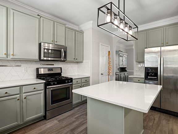 4th image of 2023 Heron Pointe Dr