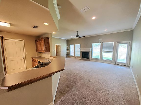 3rd image of 208 Amanda Ct