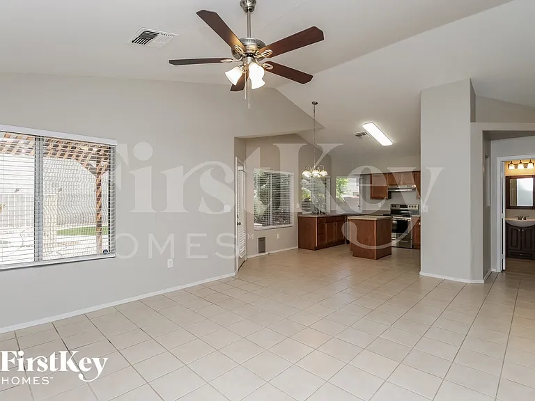 934 E Elgin St — Photo 2