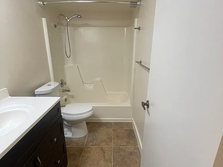 650 SW Meadow Dr #107 — Photo 7