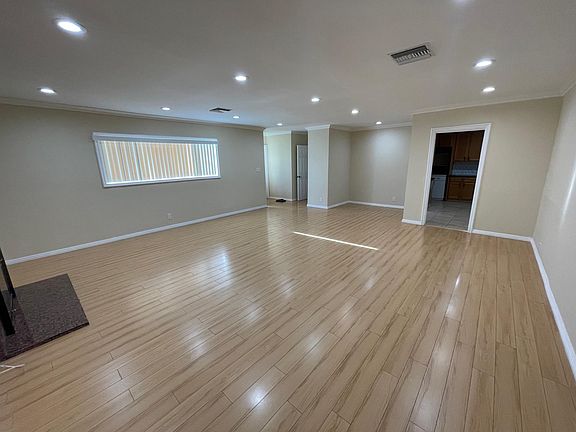 5th image of 8232 Alcove Ave