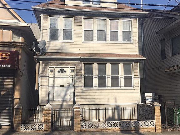 3rd image of 349 Victory Blvd