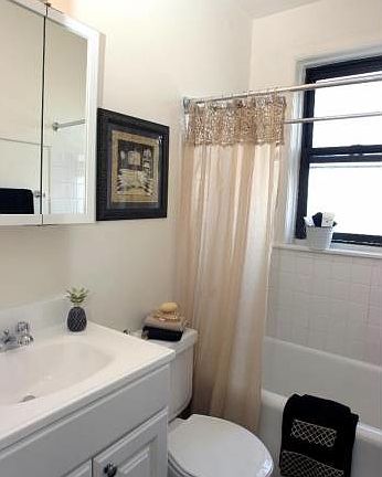 2nd image of 5210 S Woodlawn Ave APT G1