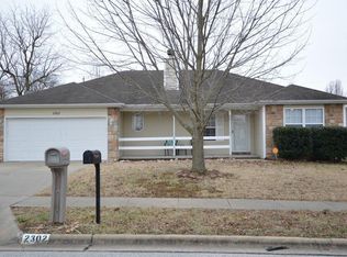2302 E Lee St, Republic, MO 65738