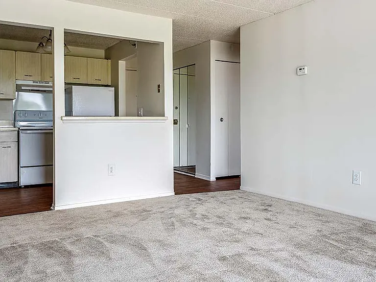 Lincoln Tower Apartments — Photo 7