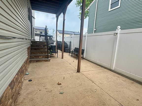 3rd image of 83 Augusta Ave Floor 2