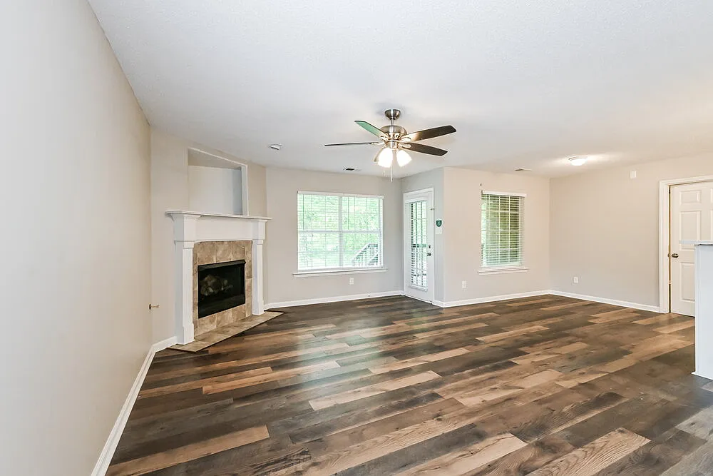 4 bed, 2.5 bath, 1828 sqft, $1,840 — Photo 4