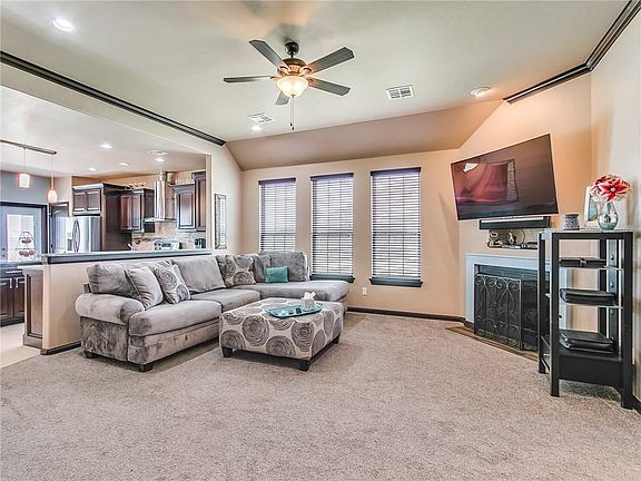 5th image of 369 Stephany Dr