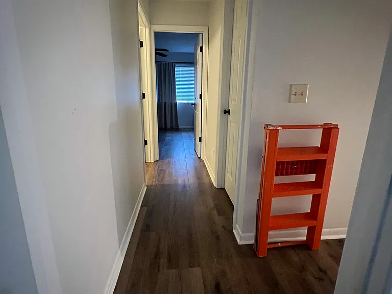 Hall separating bedrooms