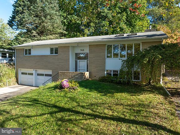 3rd image of 743 Glenn Rd
