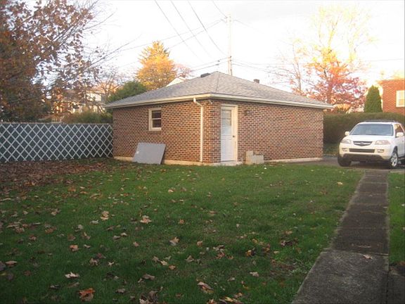 3rd image of 2009 Easton Ave