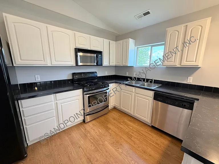 1204 Forsythia Ave — Photo 11