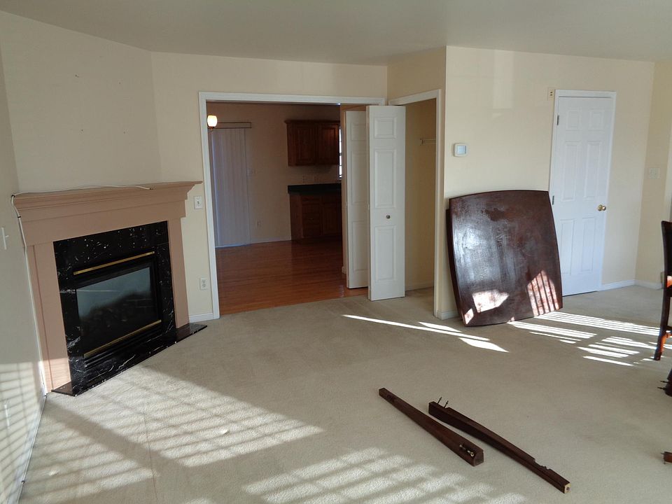 Living Room-Gas Fireplace