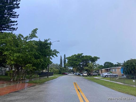 Exterior Neighborhood (street photo)