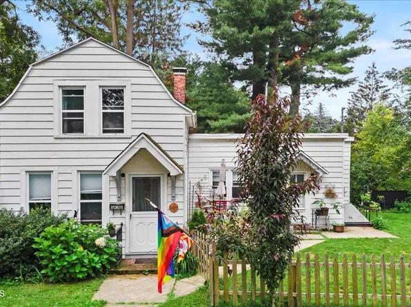 3 Lakewood Place, Troy, NY 12180