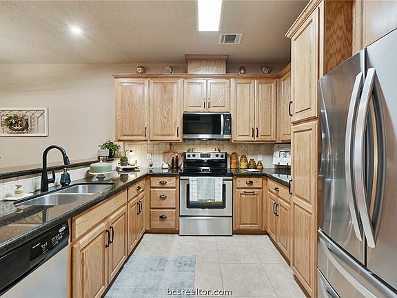 4th image of 3804 Blackhawk Ln