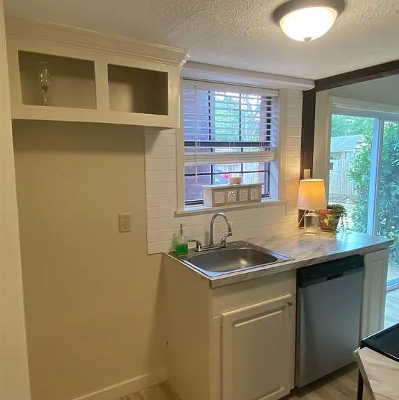 302 Lindale St #B — Photo 7