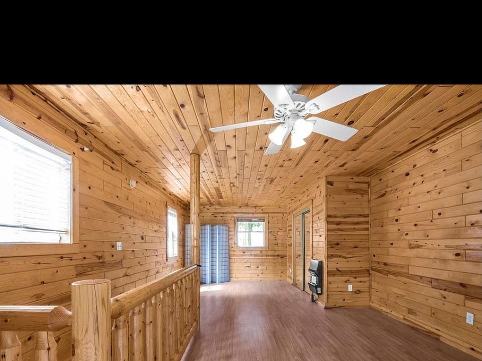 2nd level: bedroom/ living room