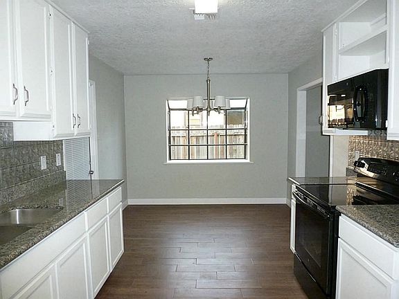 Beautiful Kitchen light and bright with new granite counters