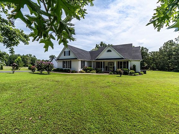 5th image of 390 Carmen Dr