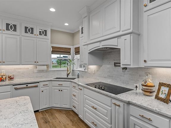 2nd image of 121 N Canal Dr