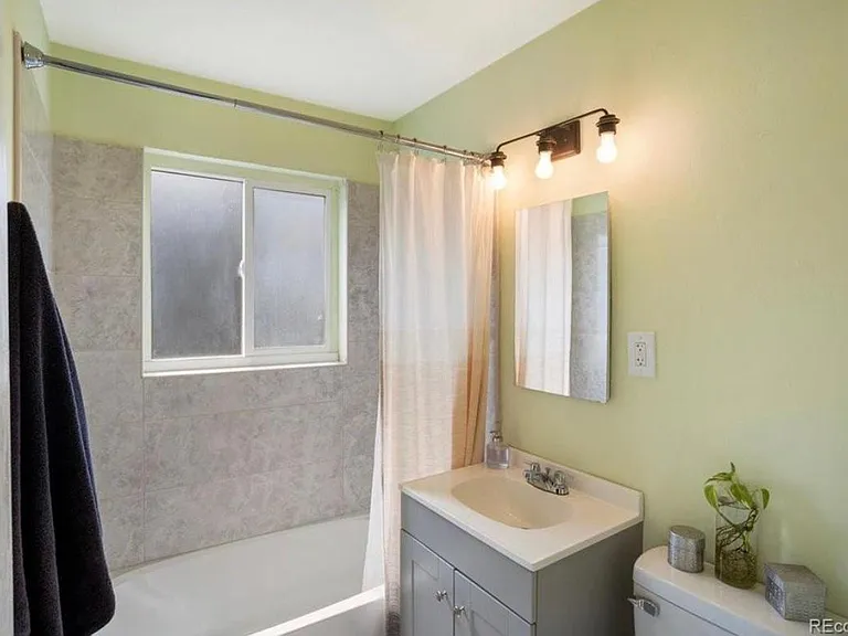 860 Oakland St — Photo 17