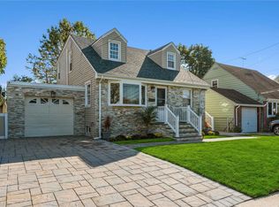 171 Raff Ave, Mineola, NY 11501