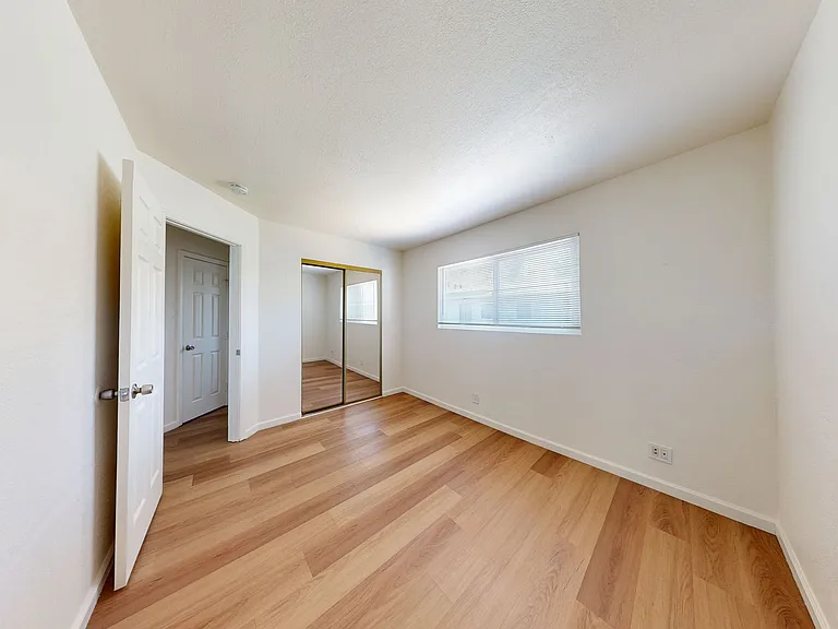 2515 10th ave — Photo 100