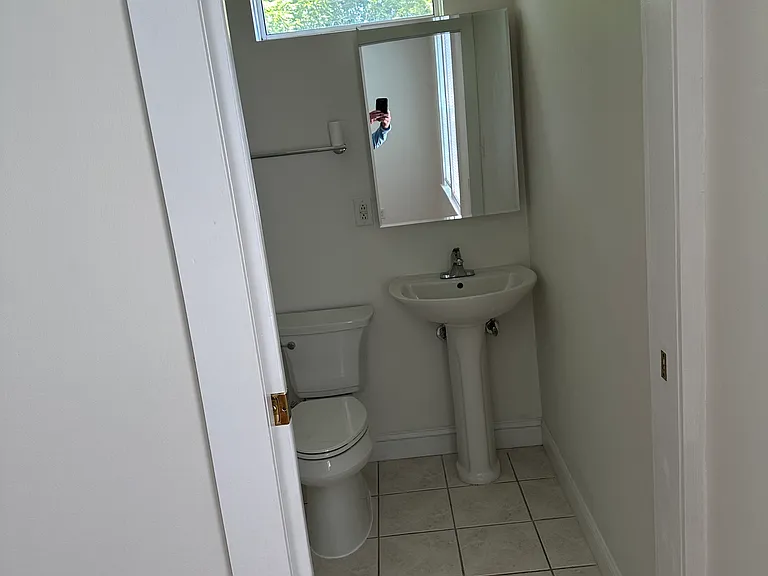 418 Pickens Ct — Photo 2