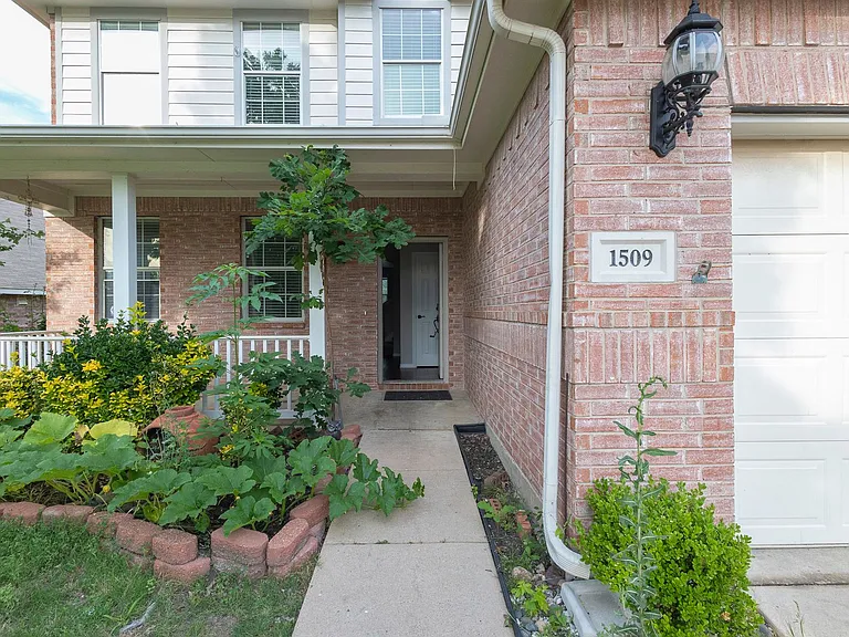 1509 Heron Dr — Photo 2