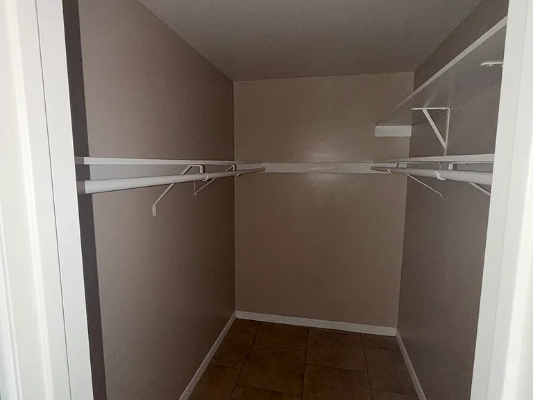 3708 W Loma Ln — Photo 2